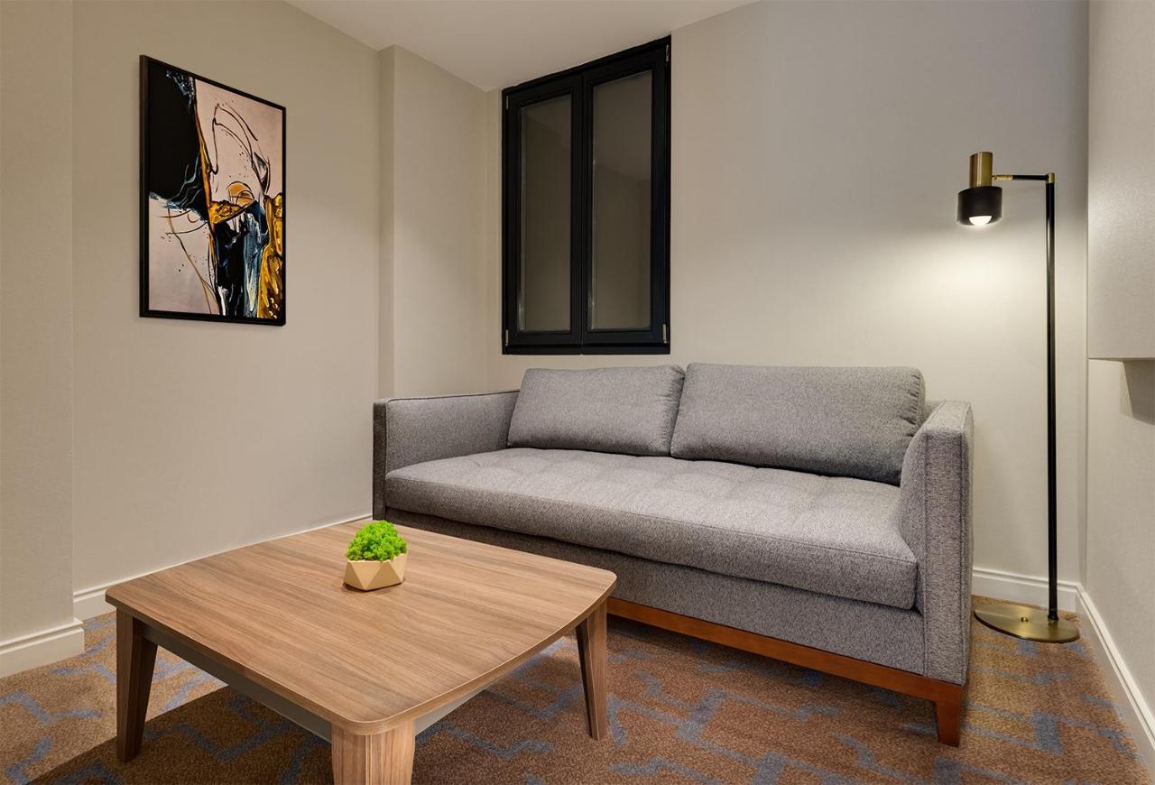 Gleam Collection Hotel Istanbul Exterior foto A living room with a sofa