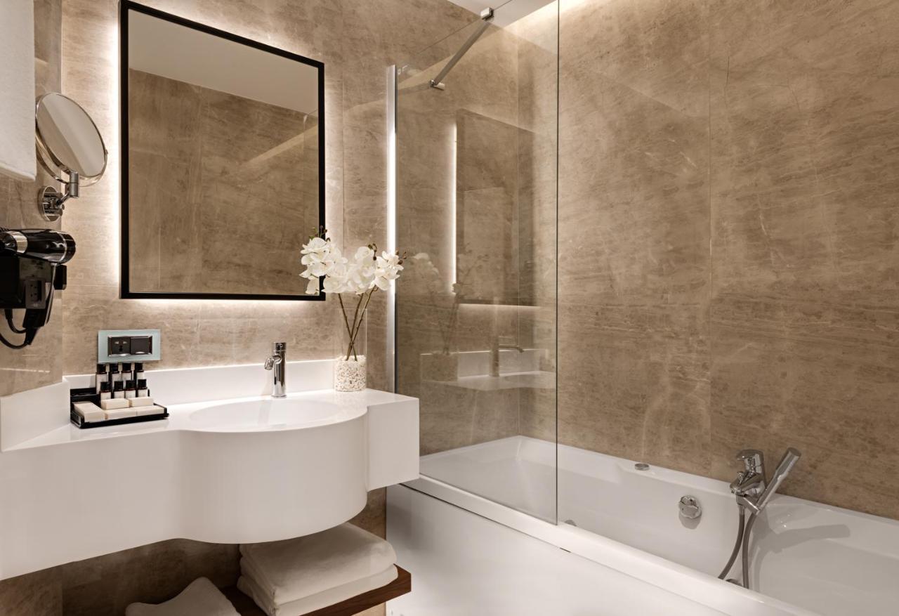Gleam Collection Hotel Istanbul Exterior foto A shower screen